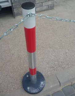 Słupek parkingowy blokujący U-12b | metalowy, 150(110) cm, do wkopania, łańcuchowy, 4 uszka